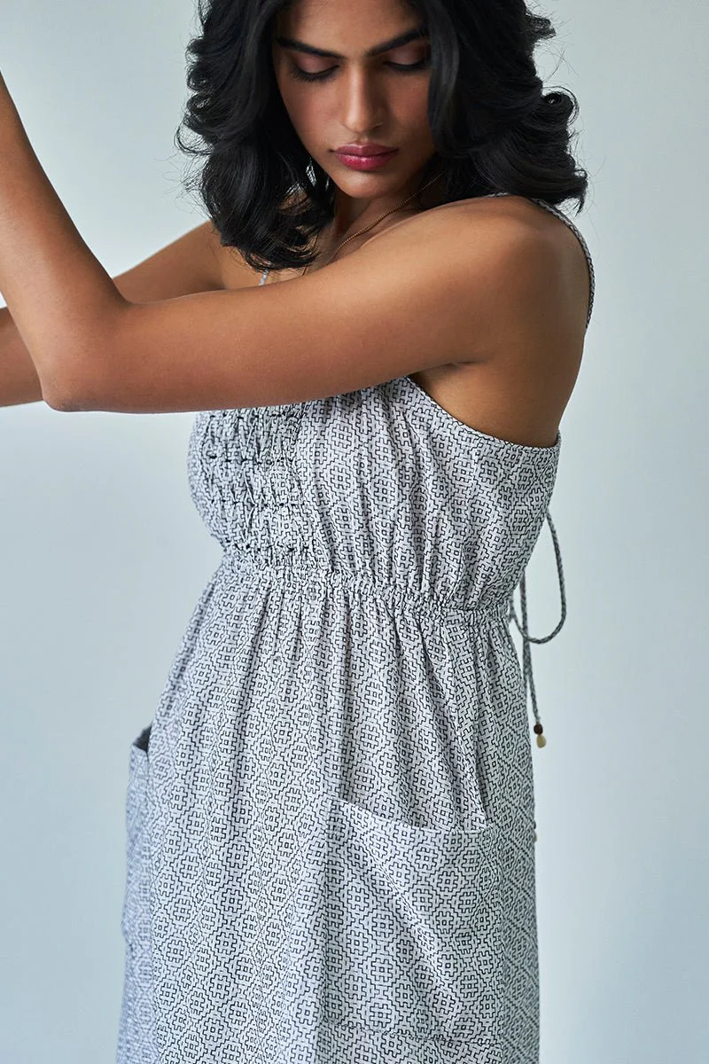 Black and White Back Detailed Dress With Front Pockets - Image 5